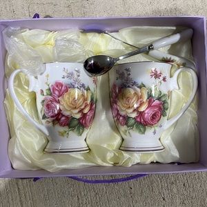 NIB Ceramic beautiful floral tea cup set with spoons